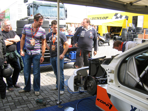 divitec_toeschouwers_bekijken_de_wagen